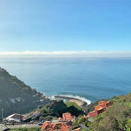 Charming Plaza Penthouse Calheta